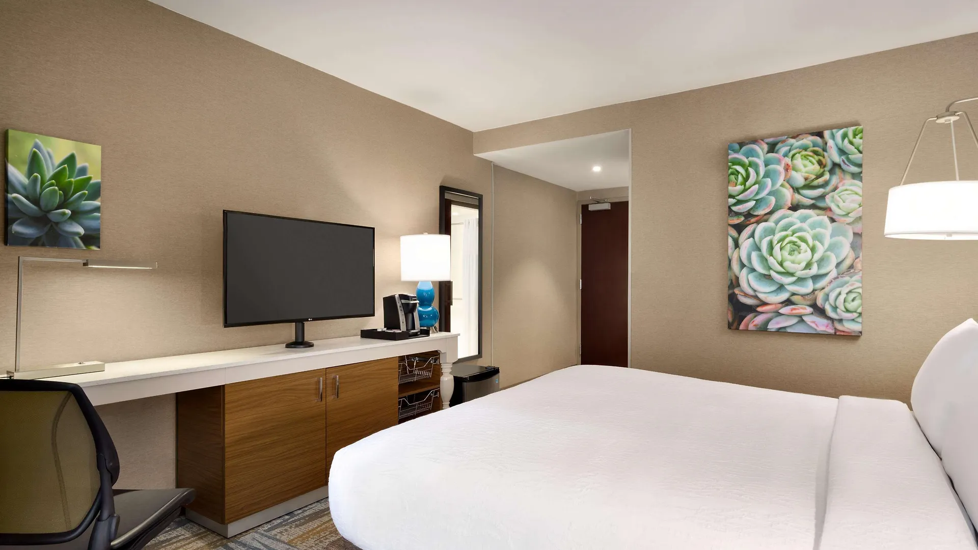 Hilton Garden Inn New York Times Square South 3*,